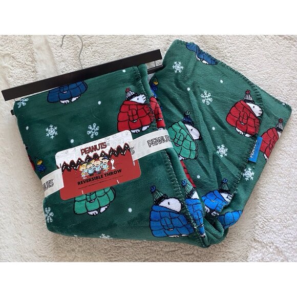 Snoopy Peanuts Puffer Jacket Snowflakes Reversible 50 X 70" Throw Blanket NEW - Picture 1 of 13